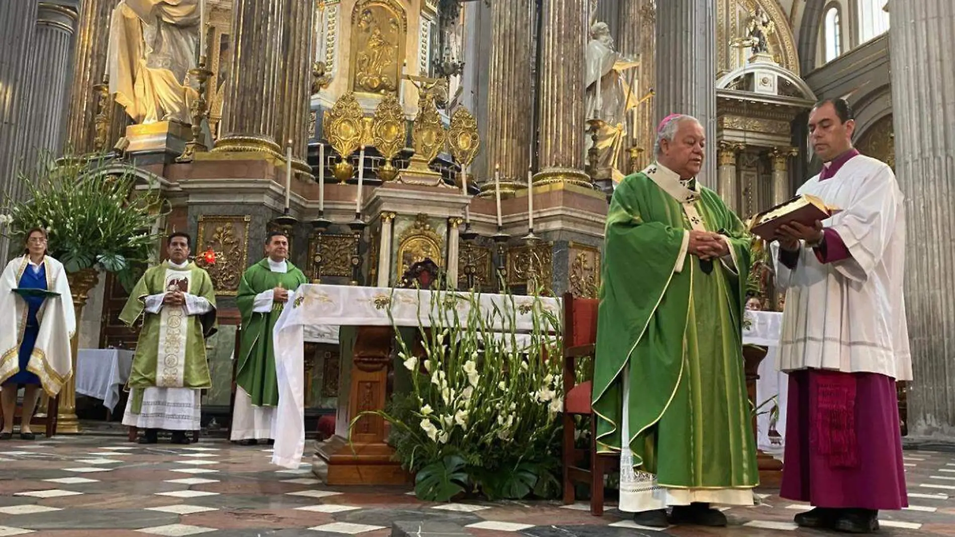 Arzobispo de Puebla en misa